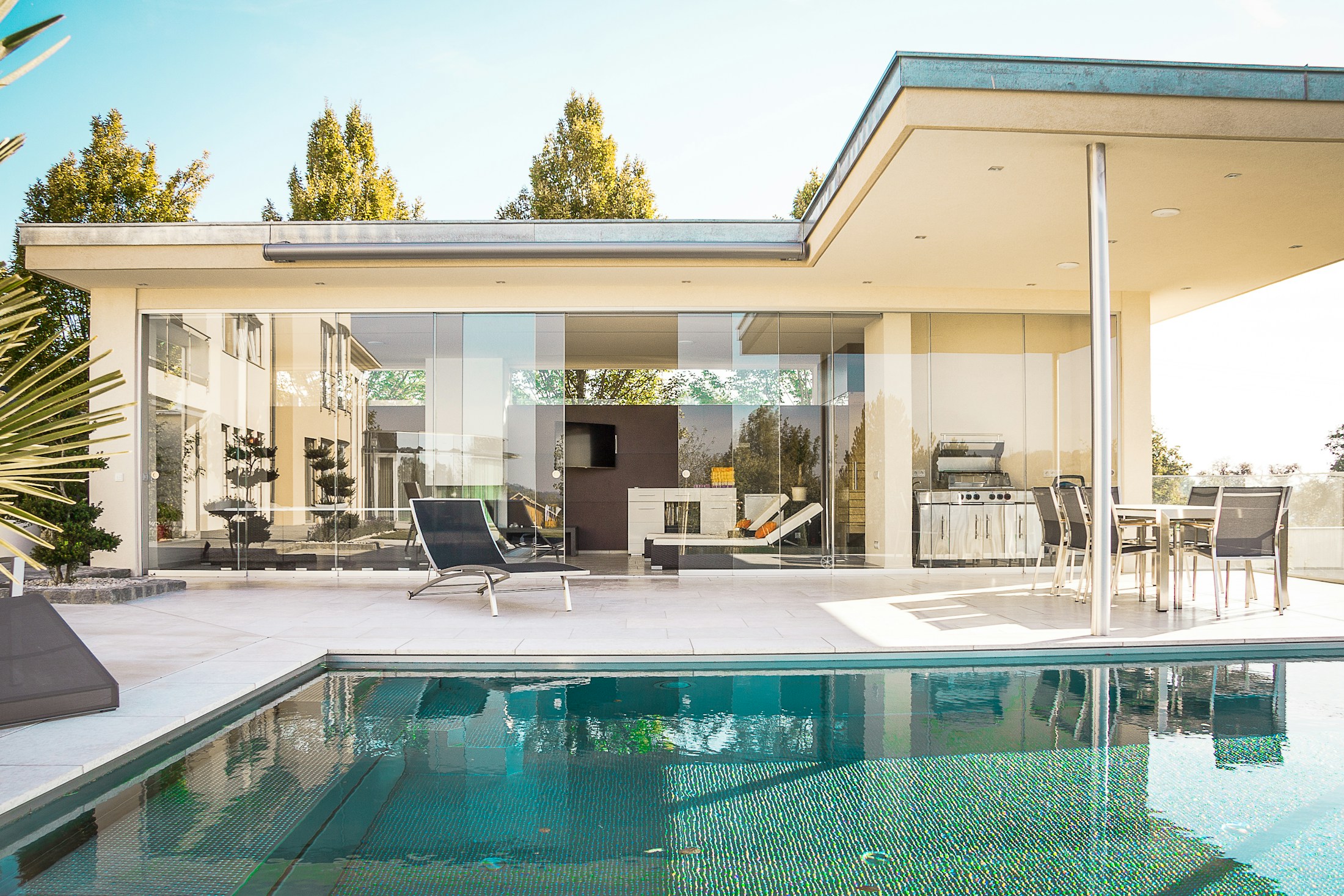 Villa contemporaine aux tons pierre claire, ouverte sur une piscine et son jardin